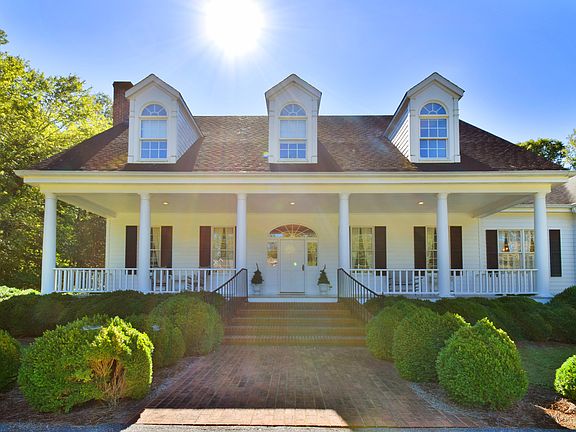 3rd image of 3230 Broadmoor Dr