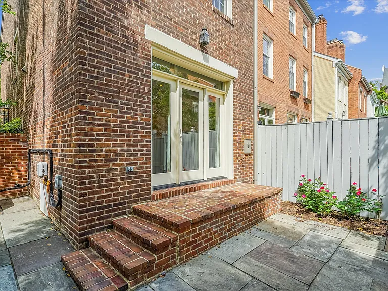1158 N Pitt St — Photo 37