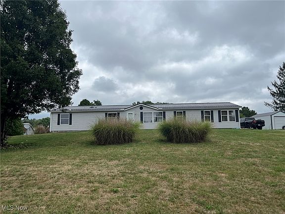 2nd image of 900 Greenhouse Ln