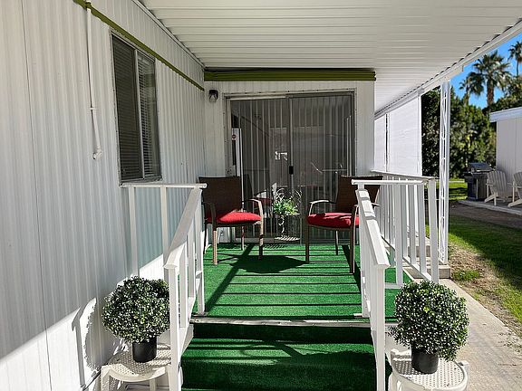 Front sitting area 