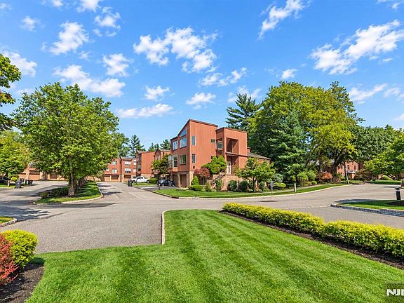 5th image of 2 Sutton Place