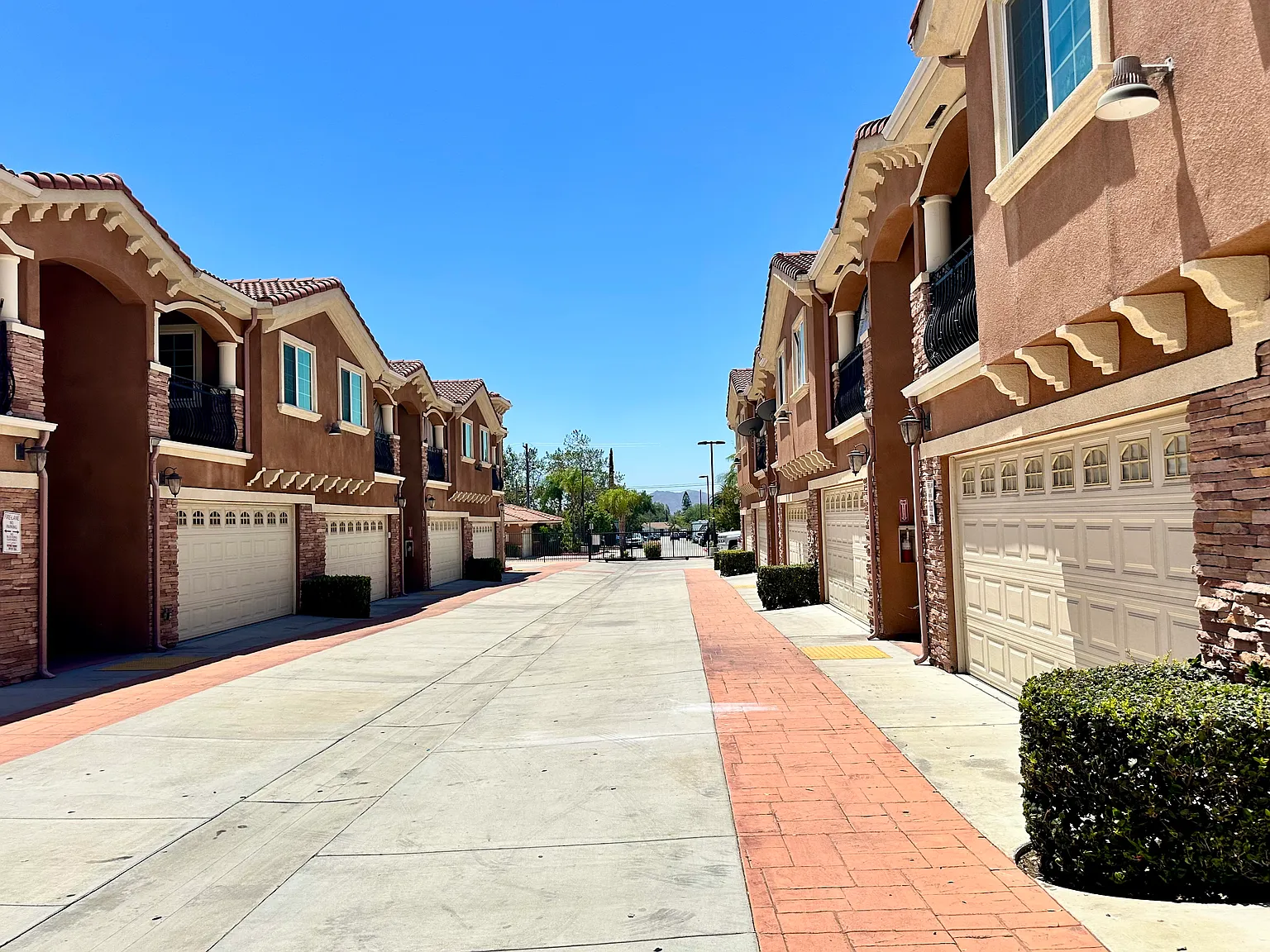 3 bed, 2.5 bath, 1167 sqft, $2,700 — Photo 2