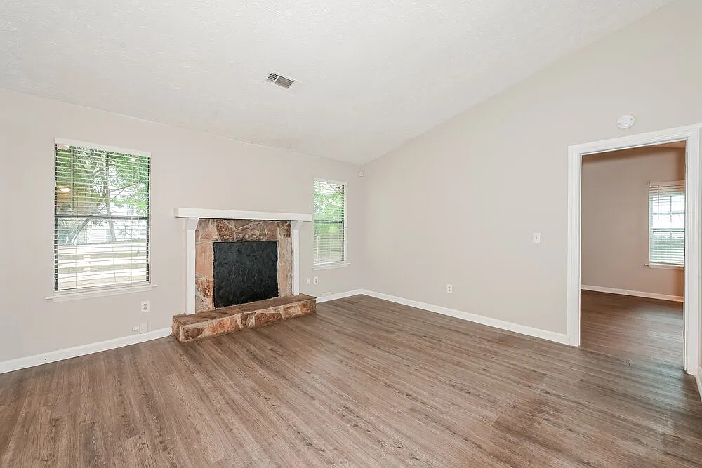 3 bed, 2.0 bath, 1232 sqft, $1,730 — Photo 3
