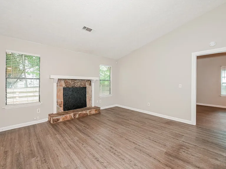 6052 Creekford Dr — Photo 3