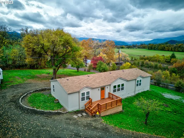 800 Glenbrook Loop Rd, Riddle, OR 97469