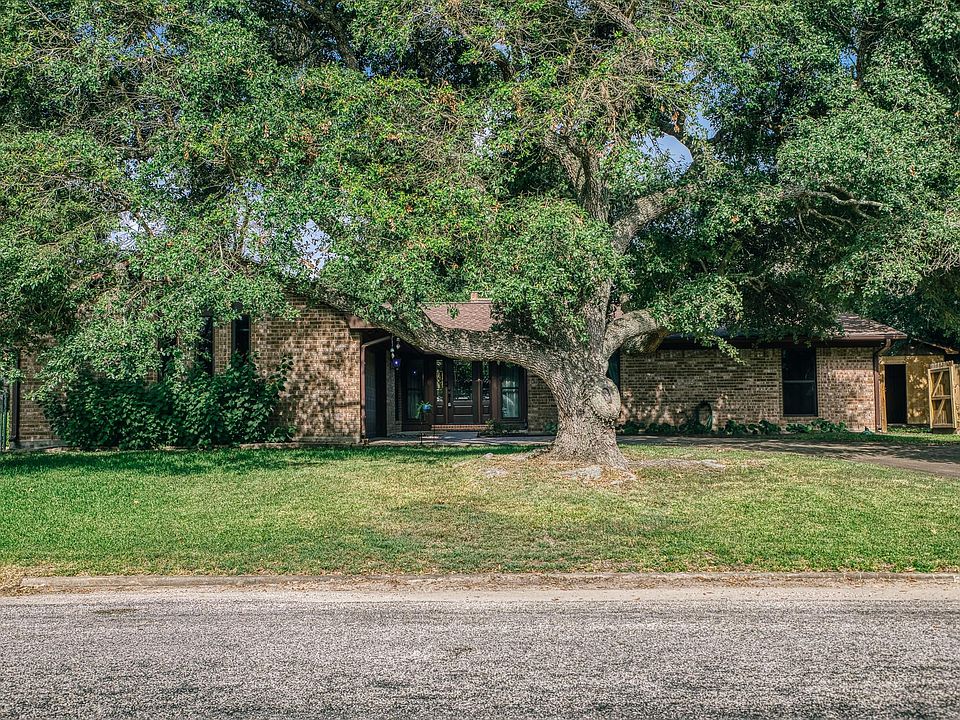 1st image of 104 Machemehl Dr