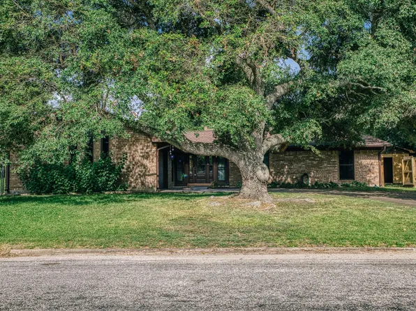 104 Machemehl Dr, Bellville, TX 77418