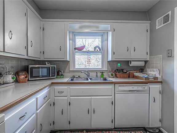 3rd image of 1720 W 34th St