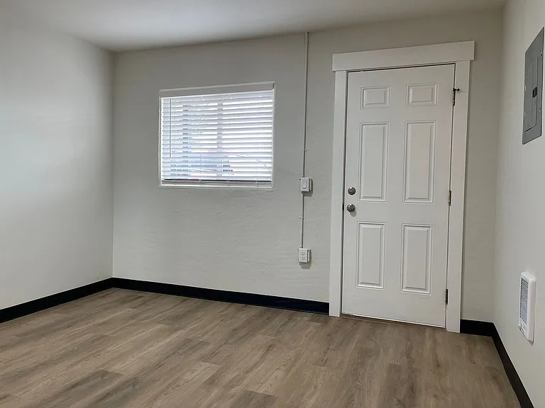2128 W Broadway Ave — Photo 10