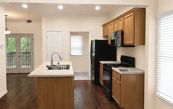 4 bed, 3.5 bath, 2000 sqft, $2,100 — Photo 3
