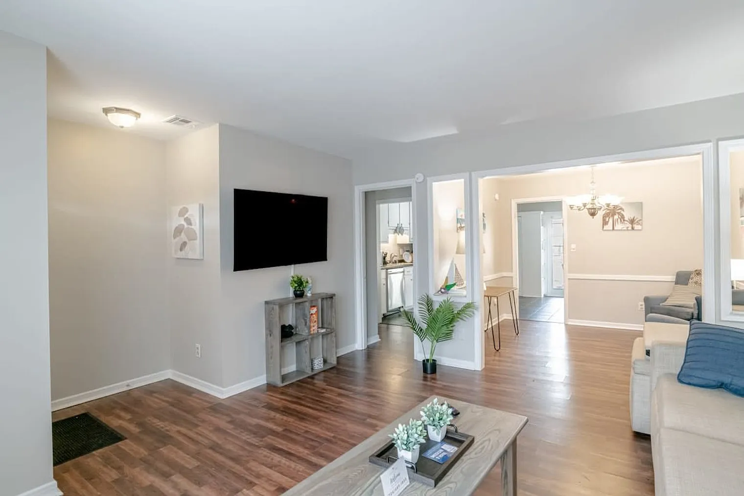 3 bed, 2.0 bath, 1496 sqft, $4,164 — Photo 2