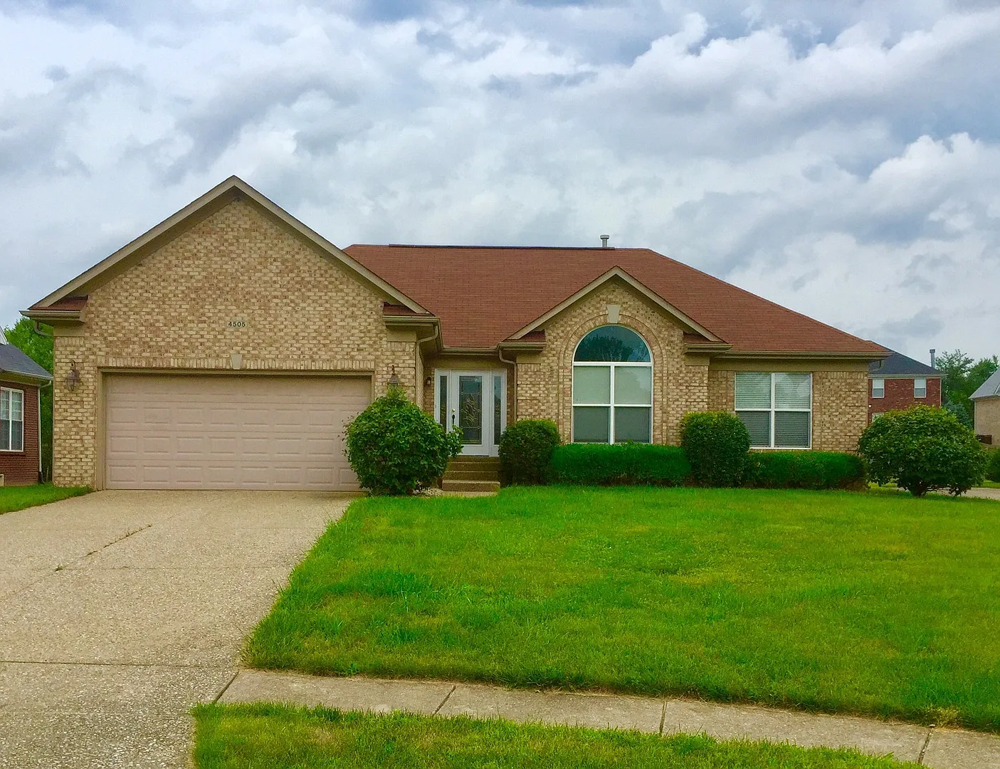Wonderful 3 bed, 2.5 Bath home with back yard! — Photo 2
