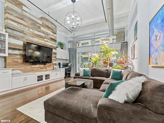 3rd image of 1000 W Washington Blvd Unit 218