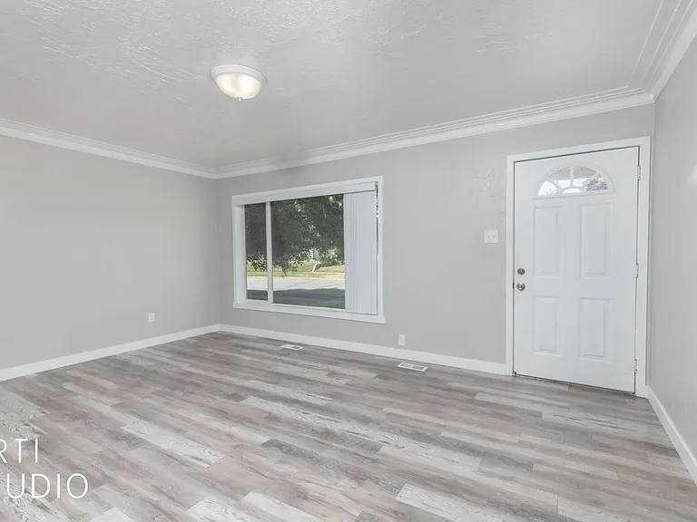 846 E McFarland St — Photo 2