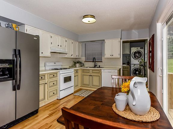 3rd image of 106 Ruskin Cir