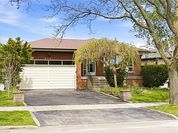 3rd image of 893 Hollowtree Cres