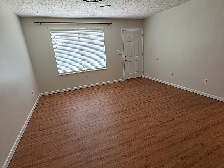 801 Valerie Ln — Photo 4