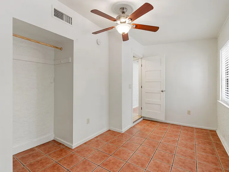 1121 E 9th St #1 — Photo 20