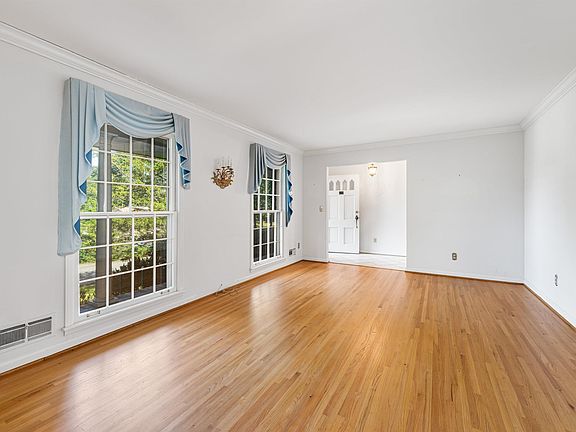 5th image of 811 Sherman Oaks Dr