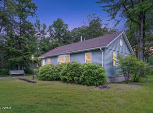 102 Flos Mar Dr, Greentown, PA 18426