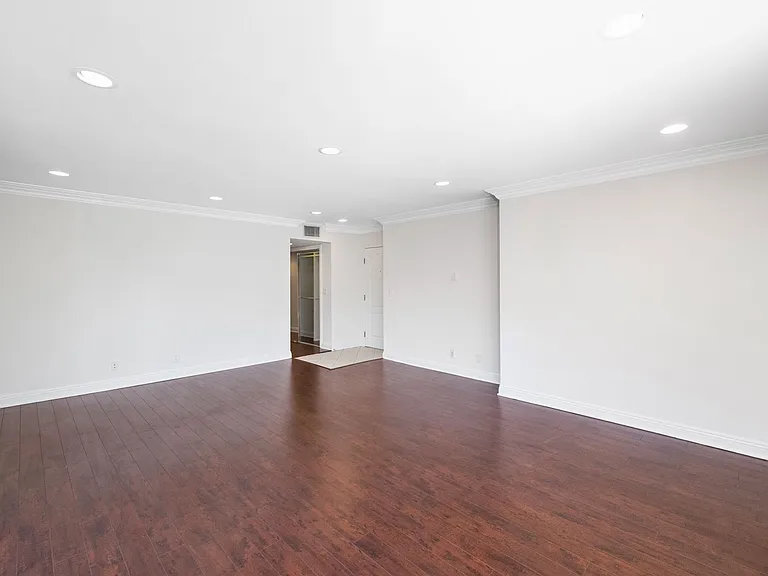 2300 Fox Hills Dr — Photo 16