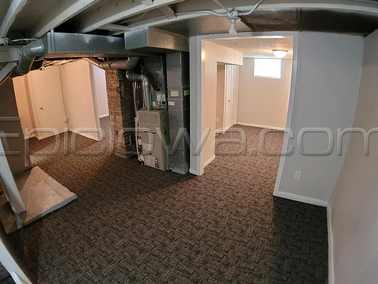 1112 Maplewood Dr NE — Photo 2