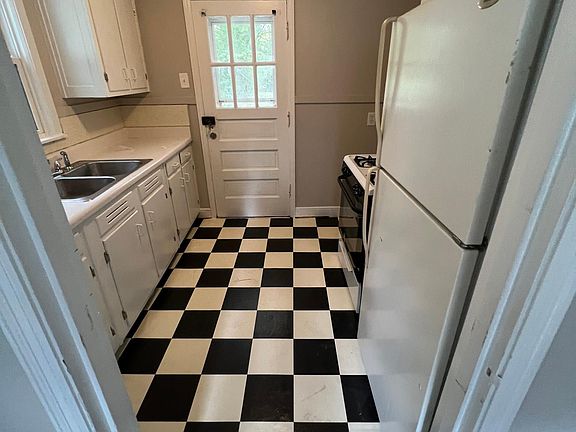 3rd image of 4846 Bowen Ave