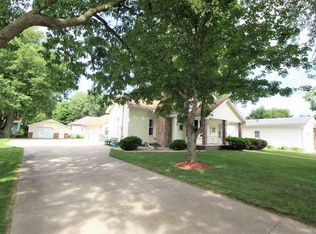 1130 N 3rd St, Manchester, IA 52057