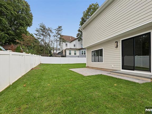 4th image of 367 Johnson Avenue