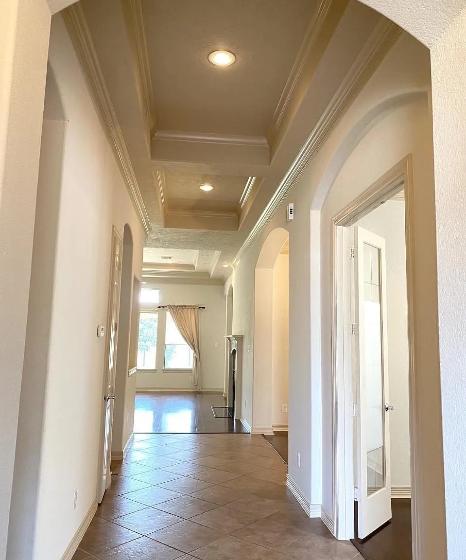 3 bed, 2.0 bath, 2399 sqft, $3,200 — Photo 4