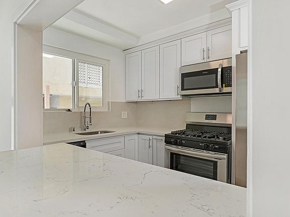 4th image of 1043 N Genesee Ave #7A