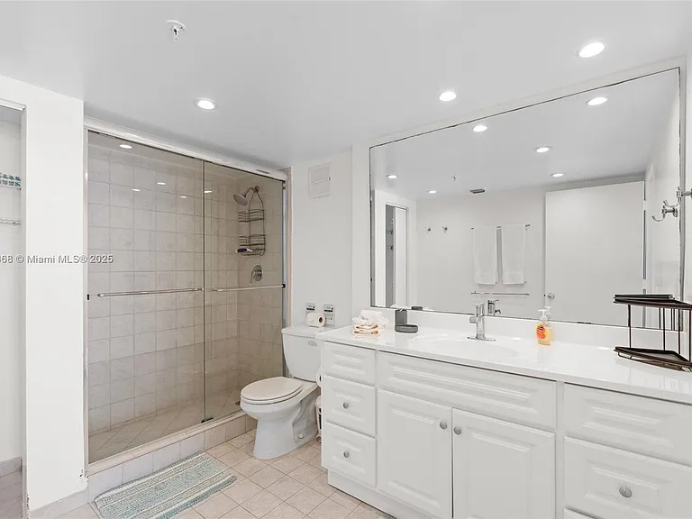 9195 Collins Ave #1103 — Photo 21