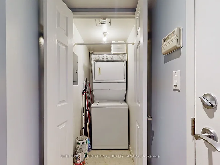 230 King St E #410 — Photo 17