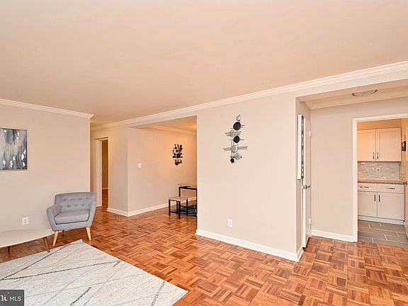 5th image of 2125 19th St N APT 2
