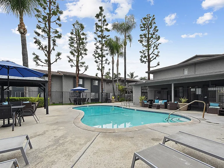 Loma Vista Apartments — Photo 10