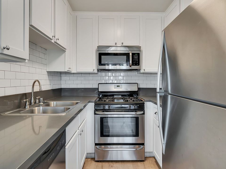 Orange #301 - Full Kitchen