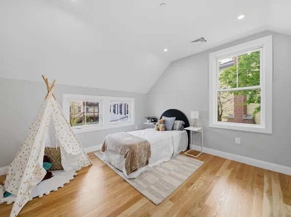 174 Walnut St #2, Somerville, MA 02145