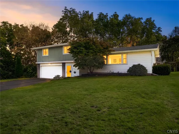 133 Oak Hollow Rd, Syracuse, NY 13214