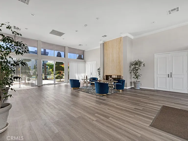 5301 Balboa Blvd — Photo 5