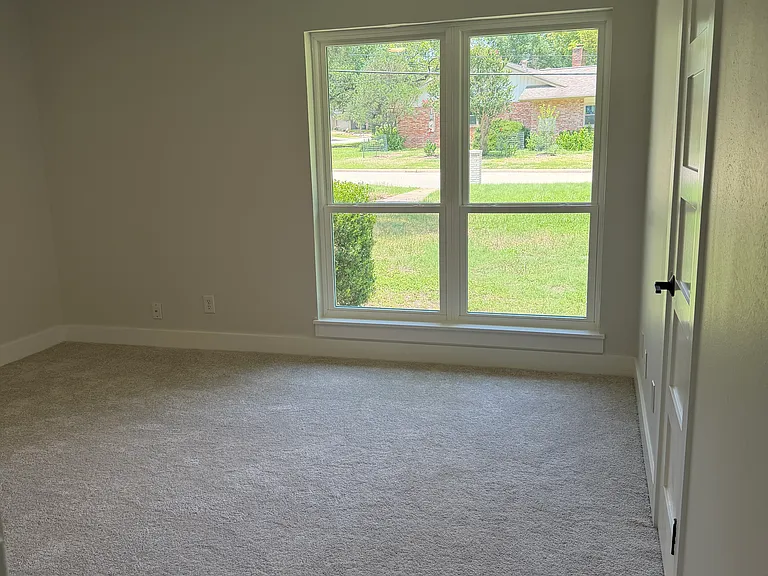300 Oak Tree Ln — Photo 18
