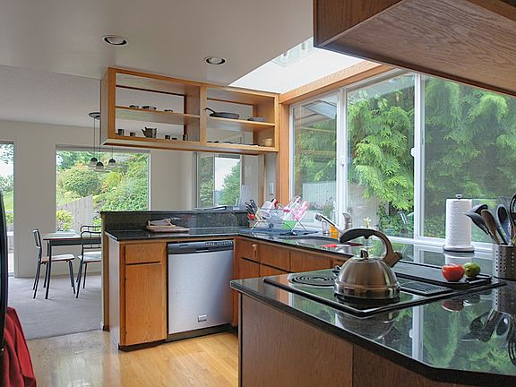 Plenty of light in kitchen