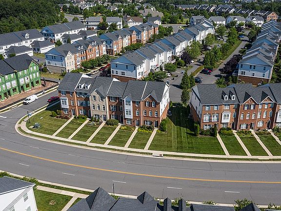 3rd image of 43182 Loudoun Reserve Dr