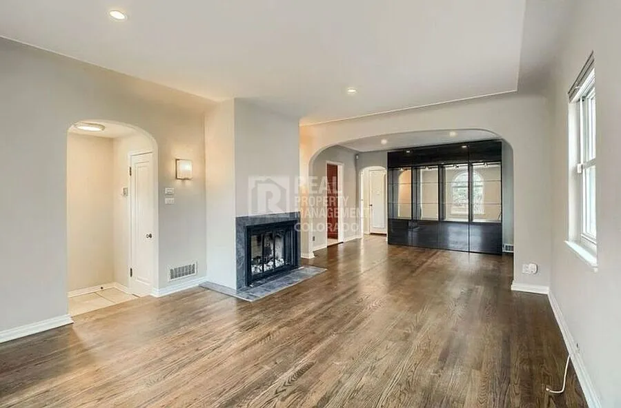 Charming 3-Bedroom Bungalow with a Spacious Yard in the Hale Neighborhood! — Photo 3