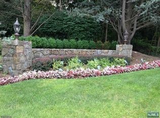 906 Thoreau Ct, Mahwah, NJ 07430