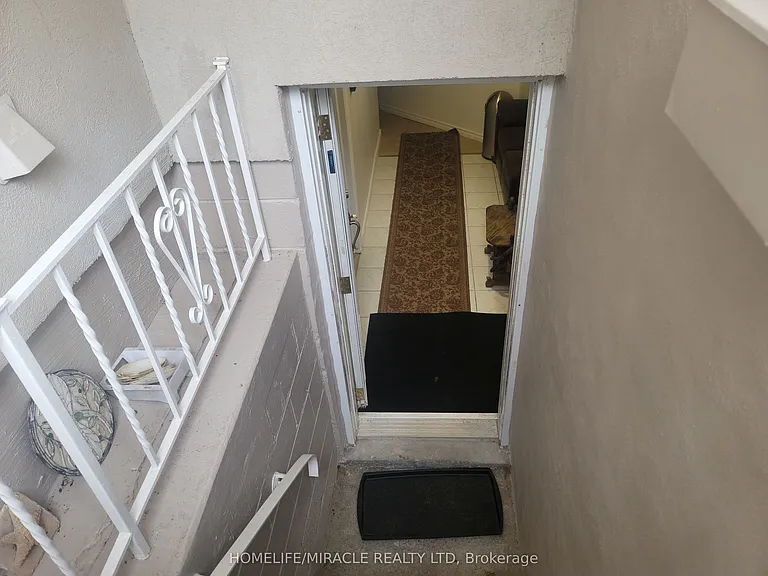 1252 Hillhurst Rd #BASEMENT — Photo 1
