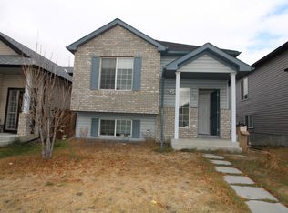 15 Saddlefield Rd NE, Calgary, AB T3J 5E5