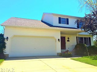 402 Old Farm Rd, Bloomington, IL 61704