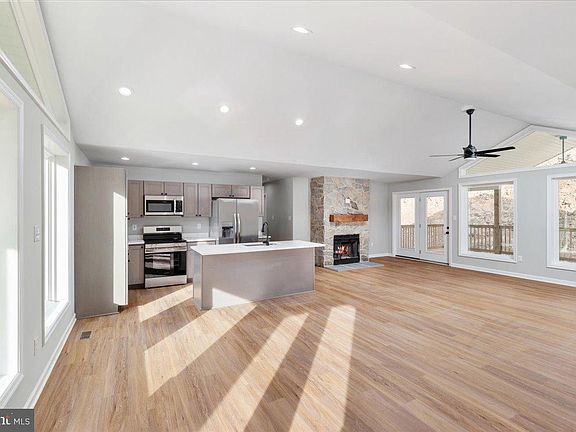 3rd image of 434 Old Oak Ln