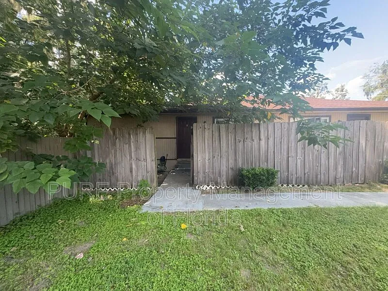 2 bed, 1.0 bath, 808 sqft, $995 — Photo 2