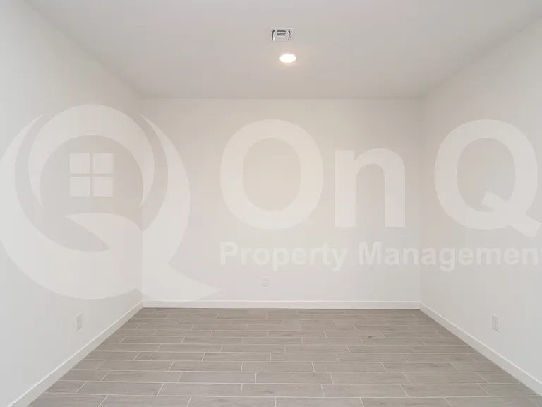 7869 N 80th Ave — Photo 6
